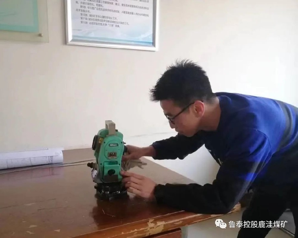 【图片新闻】地测科对测量仪器进行维护