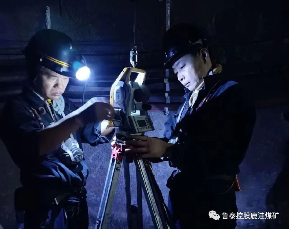 【图片新闻】鹿洼煤矿对三采区33上05运输顺槽进行开门标定