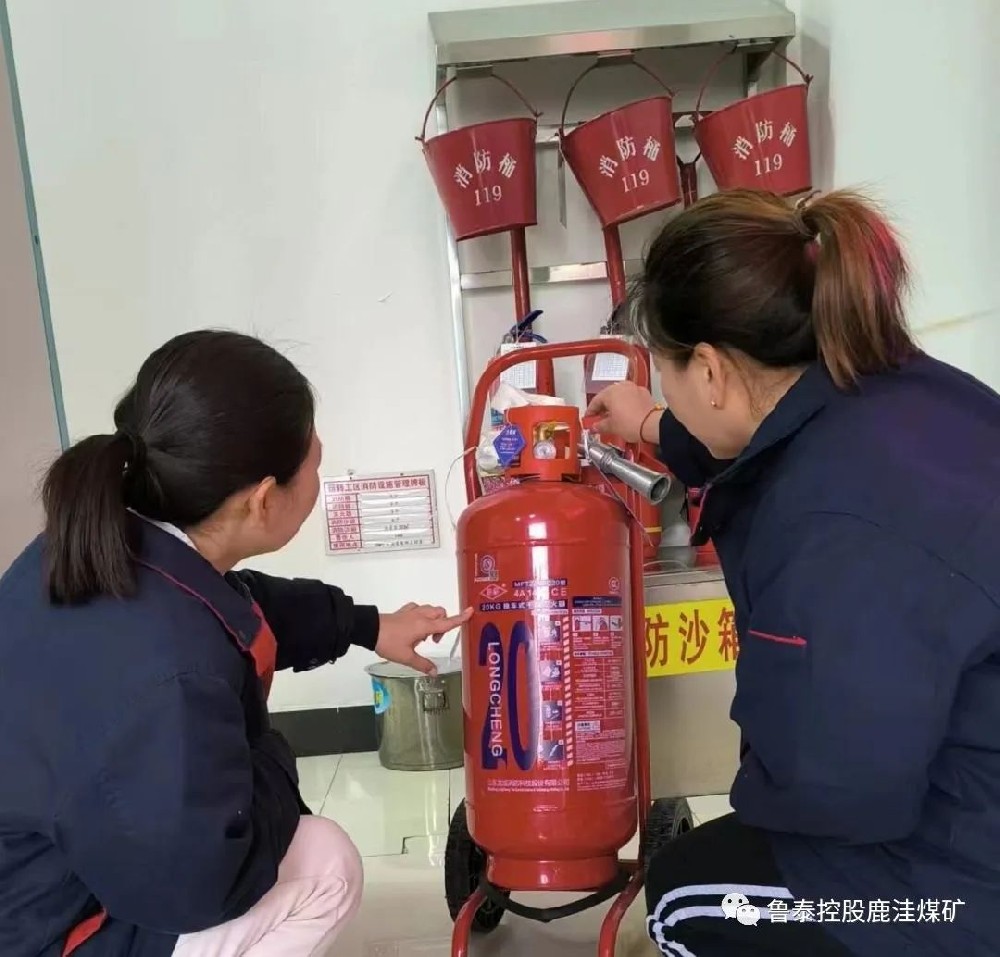 【图片新闻】运转工区35KV变电所模拟操作新型灭火器