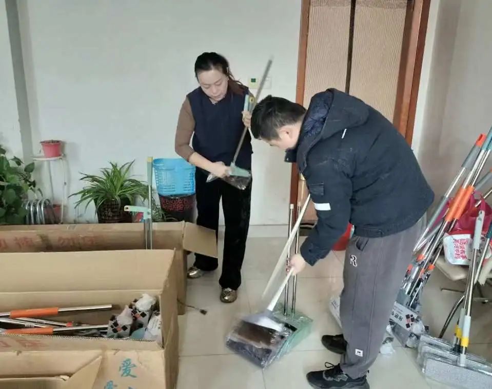 【图片新闻】后勤服务中心发放卫生工具助力文明前行
