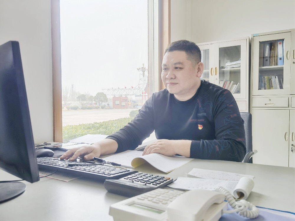 【标兵风采】用爱与责任书写敬业篇章——记鹿洼煤矿2024年度爱岗敬业标兵、综合办公室徐岩