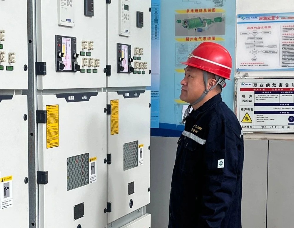 【标兵风采】逐梦前行绽芳华——记鹿洼煤矿2024年度爱岗敬业标兵、机电科侯大庆